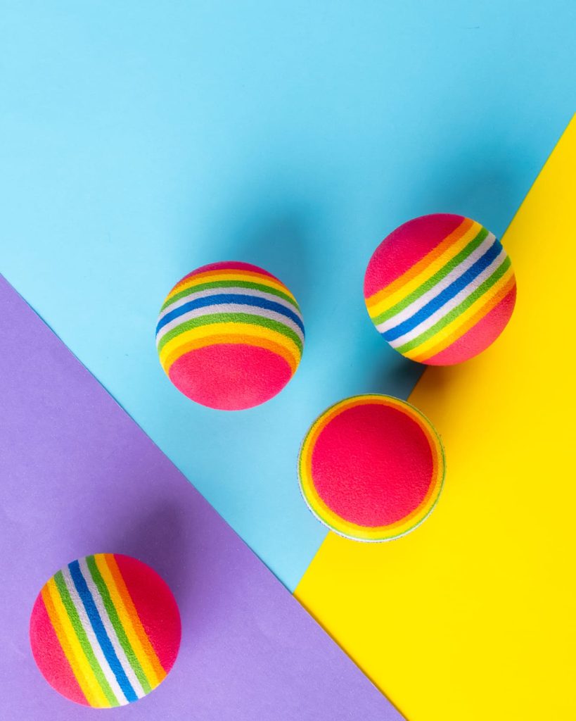 Pelotas para ModaPet foto de pelotas para perro sobre fondo colorido
