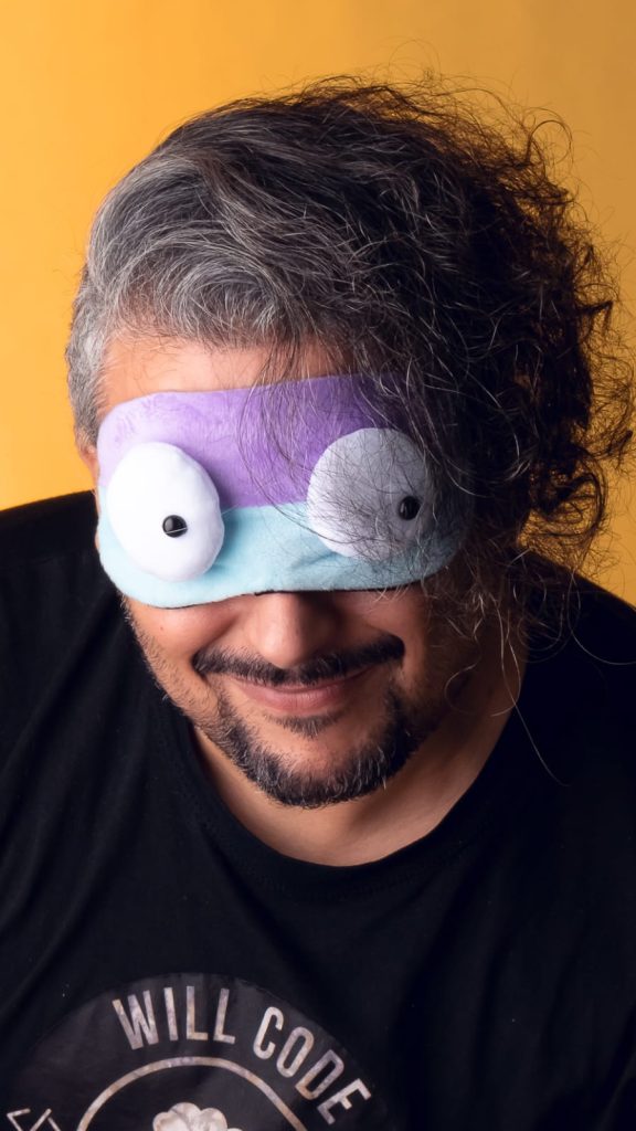Antifaz para dormir, me use a mi mismo de modelo. Foto para redes.