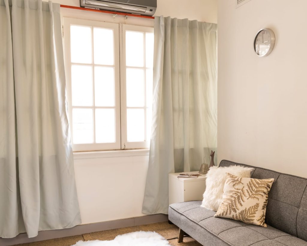 Foto de cortinas en ambientación con set falso.