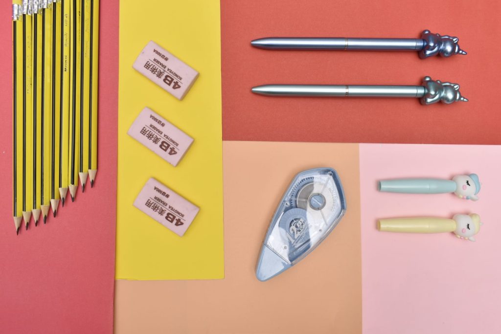 Composición para web de fotos de artículos escolares.