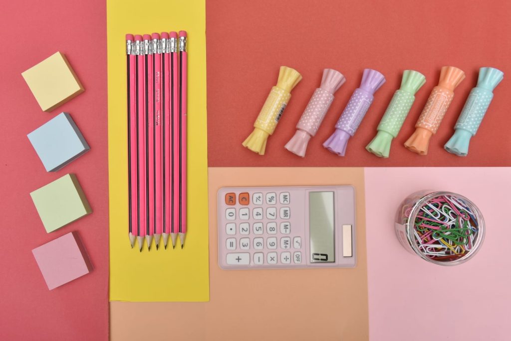 Composición para web de fotos de artículos escolares.