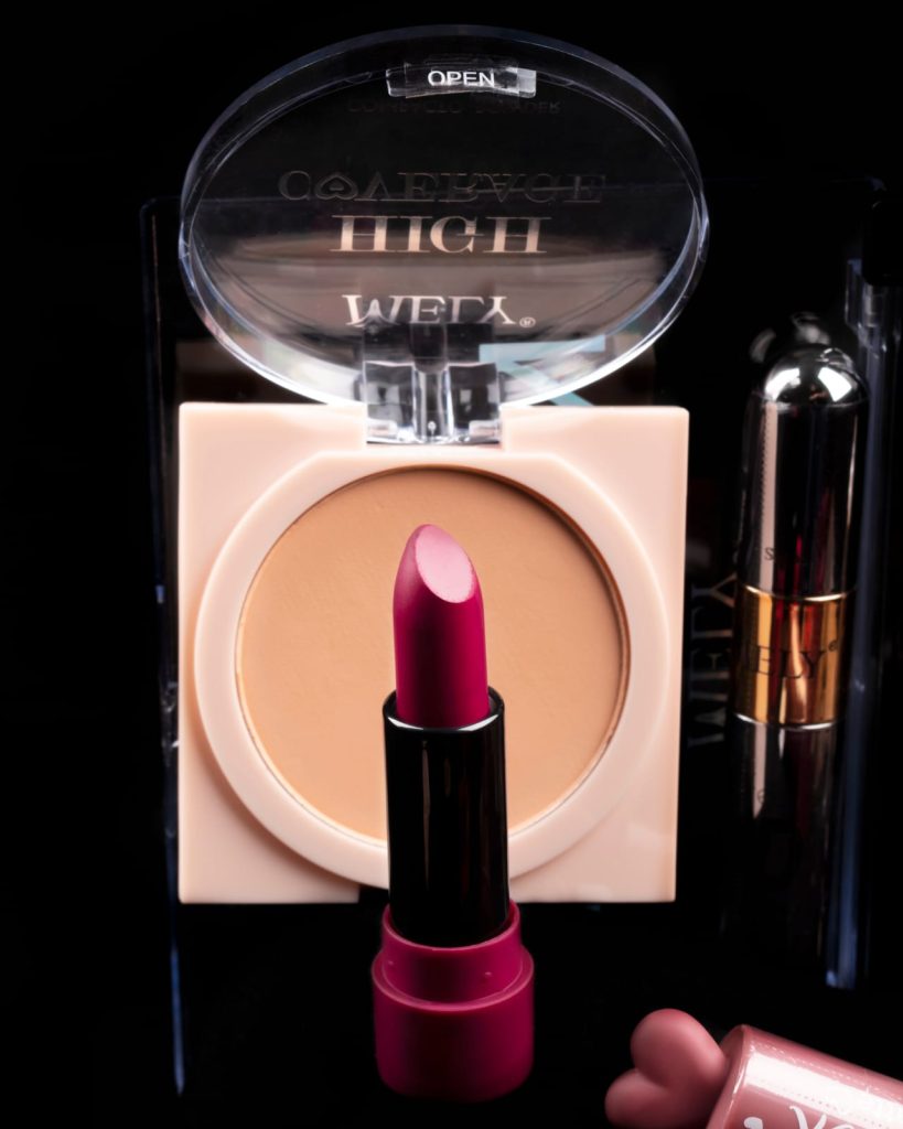 Fotoproducto ambientado para redes sociales de maquillajes Mely