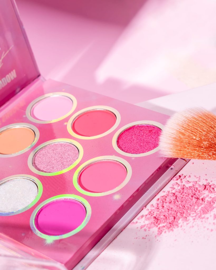 Fotoproducto ambientado para redes sociales de maquillajes Mely