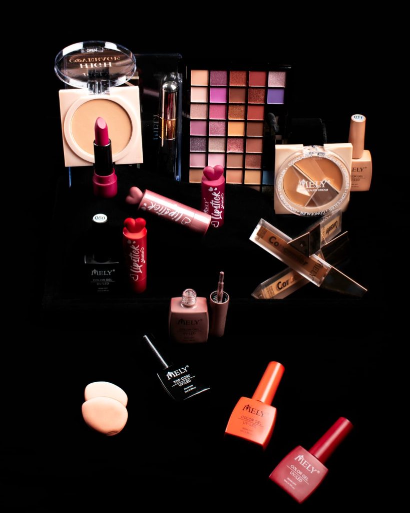 Fotoproducto ambientado para redes sociales de maquillajes Mely