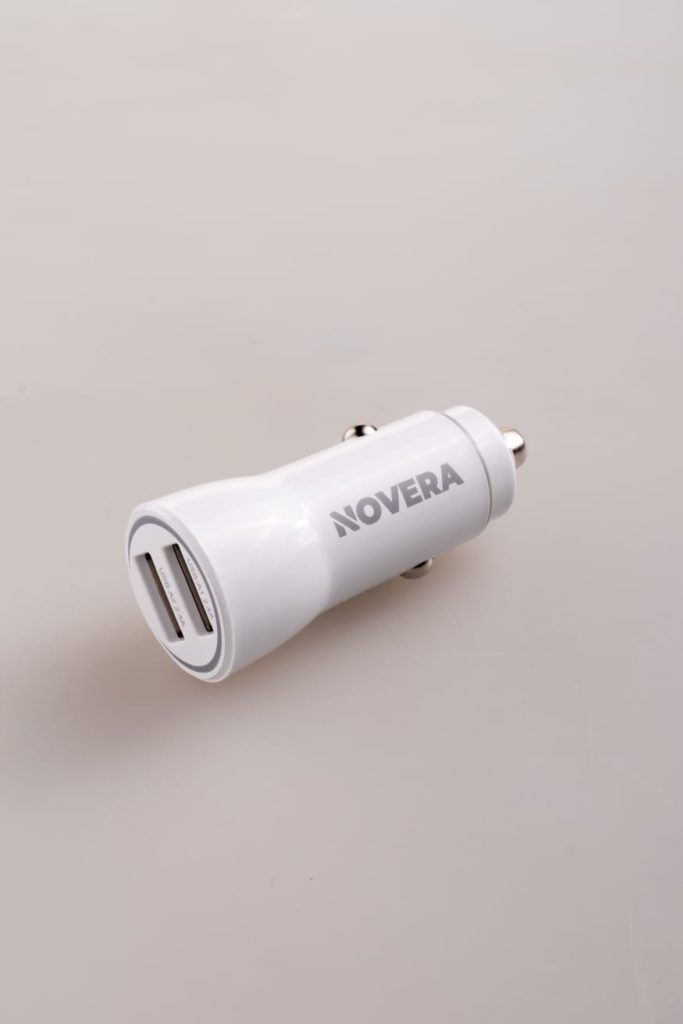 foto de catálogo express, cargador Novera en fondo blanco.