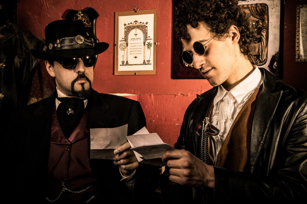 escena de proyecto personal estética steampunk en locación con 2 actores