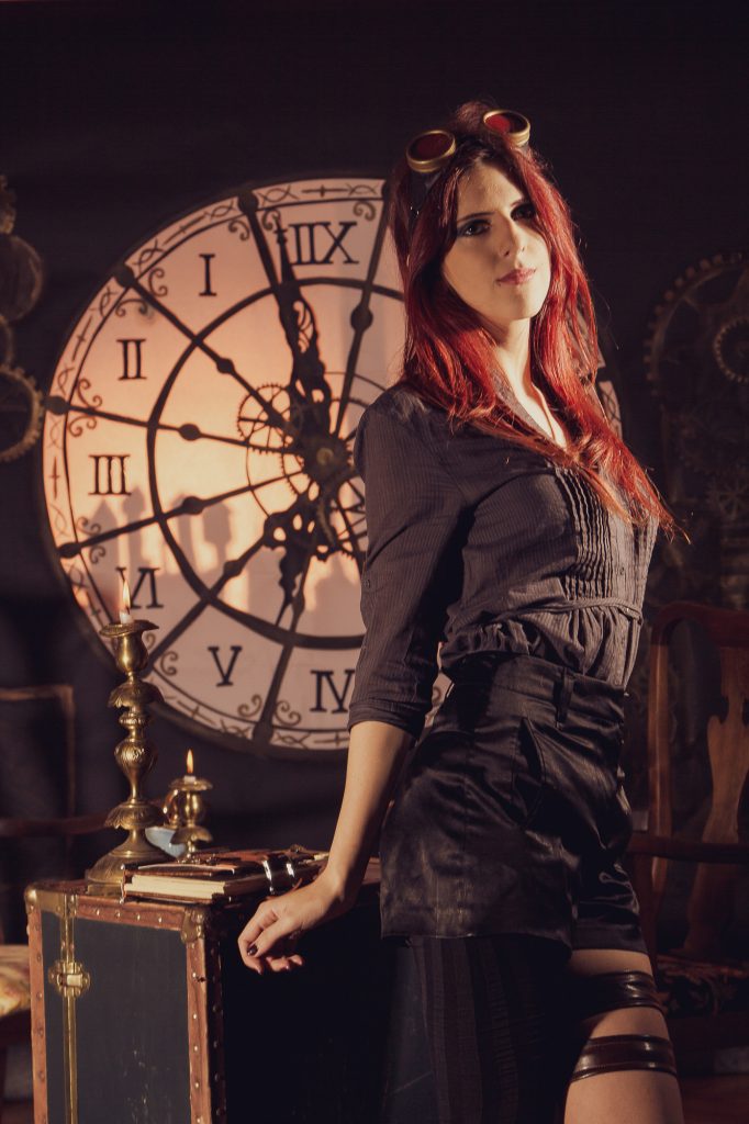 Book temático en estudio con fondo de reloj y escenografía para miembros de Sociedad Steampunk Argentina. 
