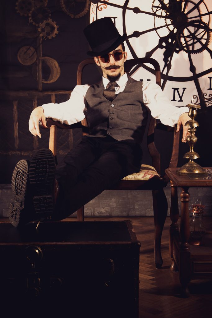 Book temático en estudio con fondo de reloj y escenografía para miembros de Sociedad Steampunk Argentina. 