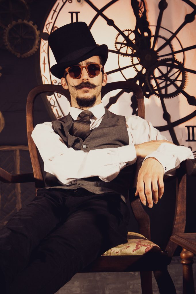 Book temático en estudio con fondo de reloj y escenografía para miembros de Sociedad Steampunk Argentina. 