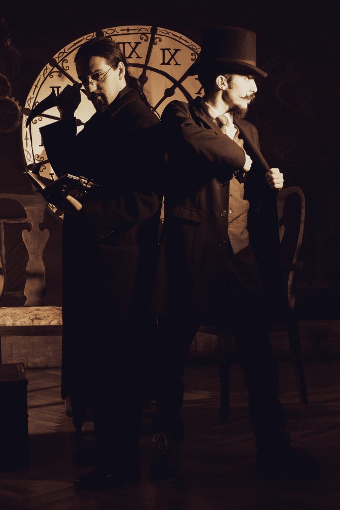 Book temático en estudio con fondo de reloj y escenografía para miembros de Sociedad Steampunk Argentina. 