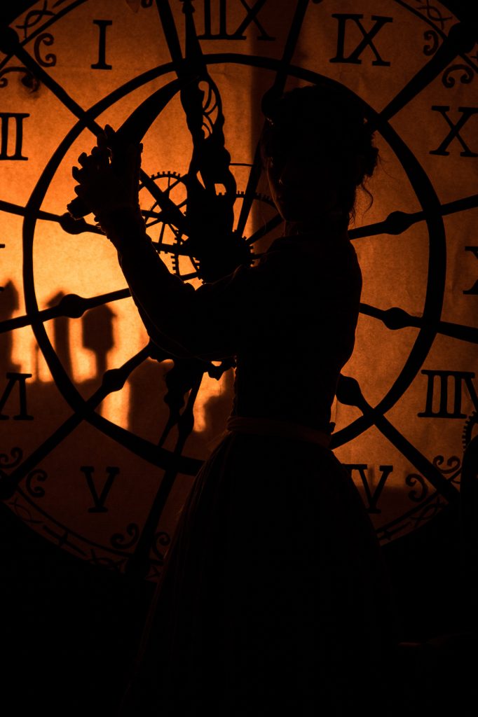 Book temático en estudio con fondo de reloj y escenografía para miembros de Sociedad Steampunk Argentina. 