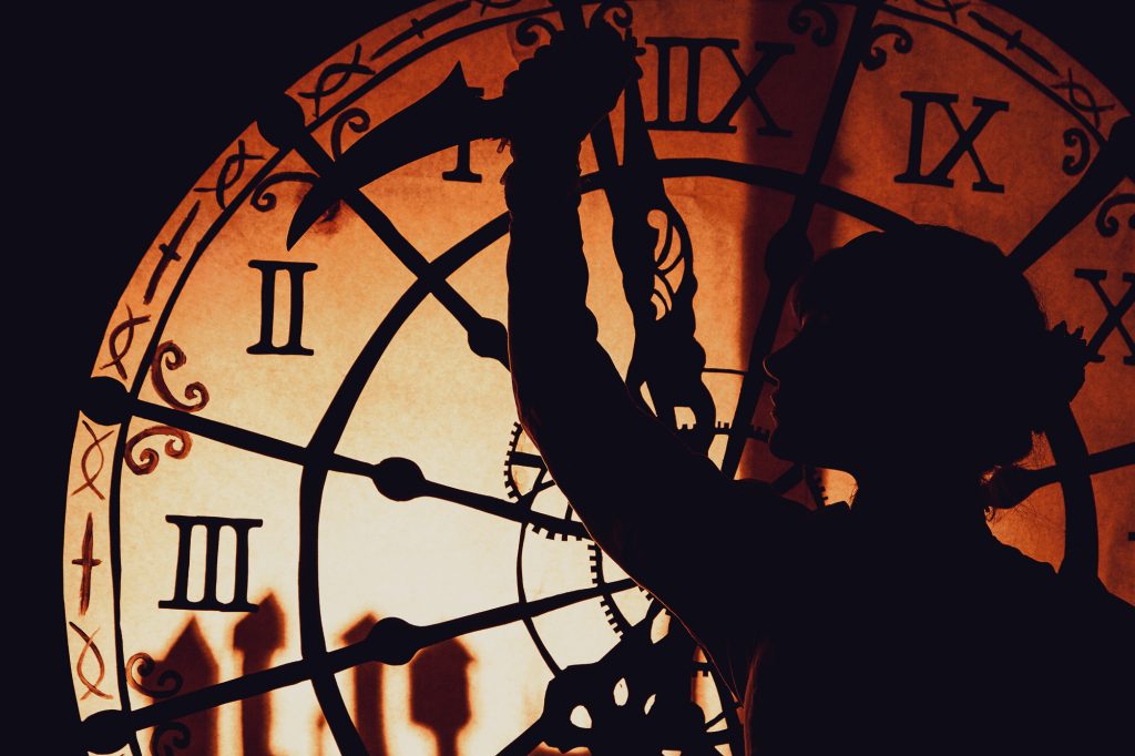 Book temático en estudio con fondo de reloj y escenografía para miembros de Sociedad Steampunk Argentina. 