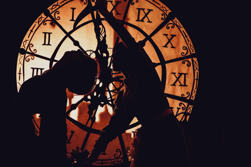 Book temático en estudio con fondo de reloj y escenografía para miembros de Sociedad Steampunk Argentina. 