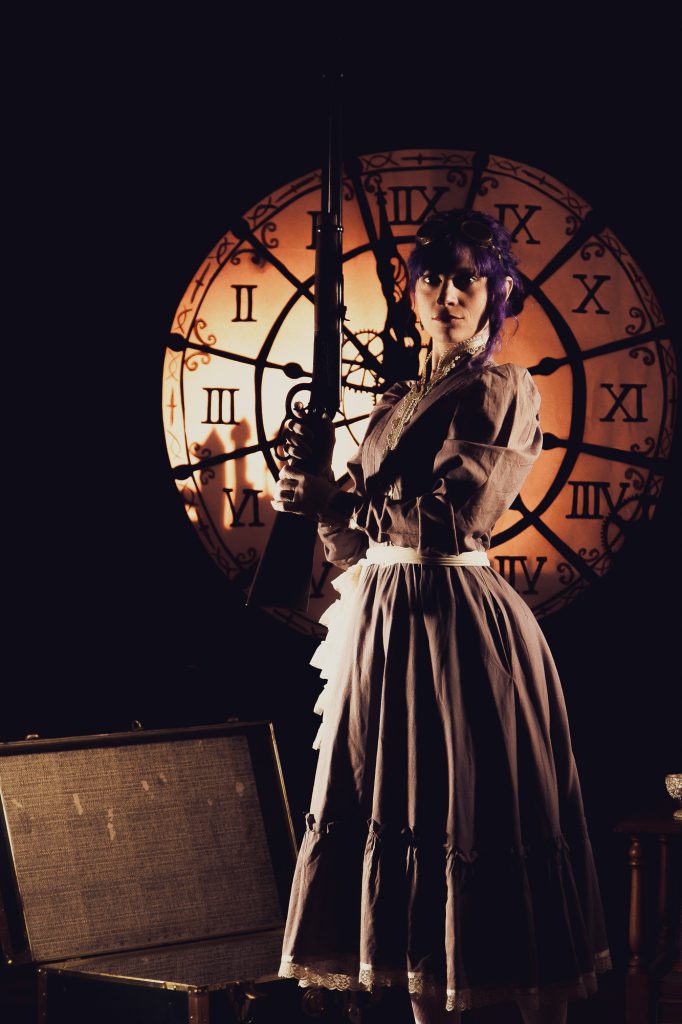Book temático en estudio con fondo de reloj y escenografía para miembros de Sociedad Steampunk Argentina. 