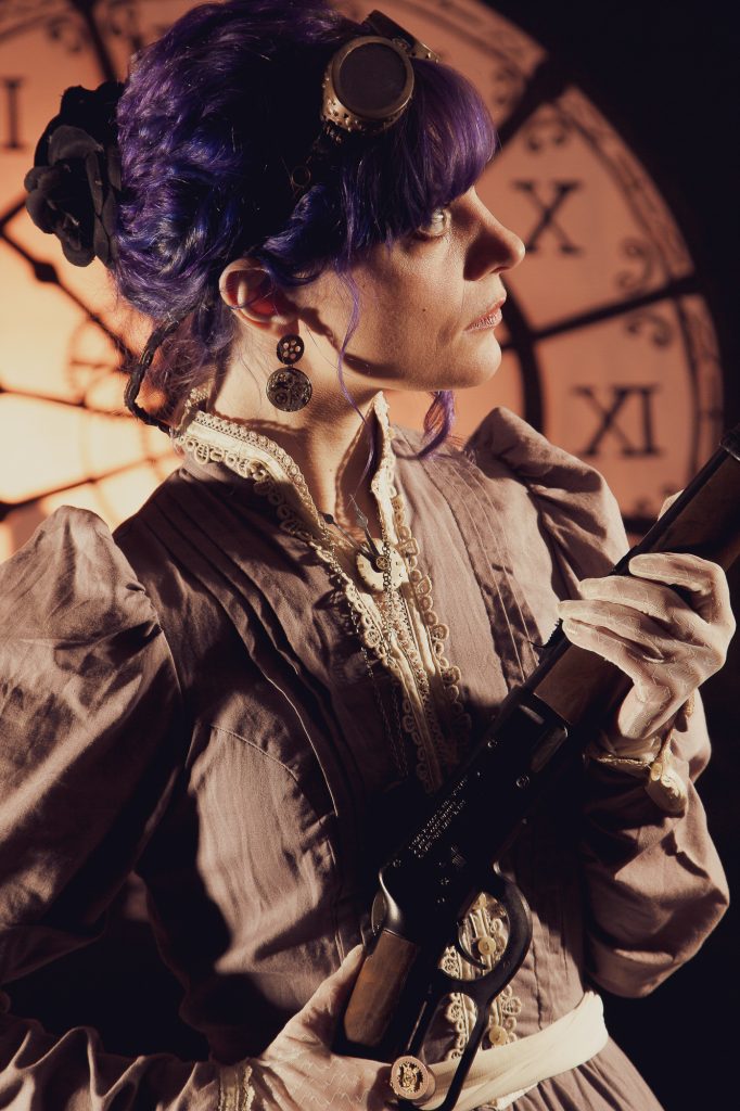 Book temático en estudio con fondo de reloj y escenografía para miembros de Sociedad Steampunk Argentina. 