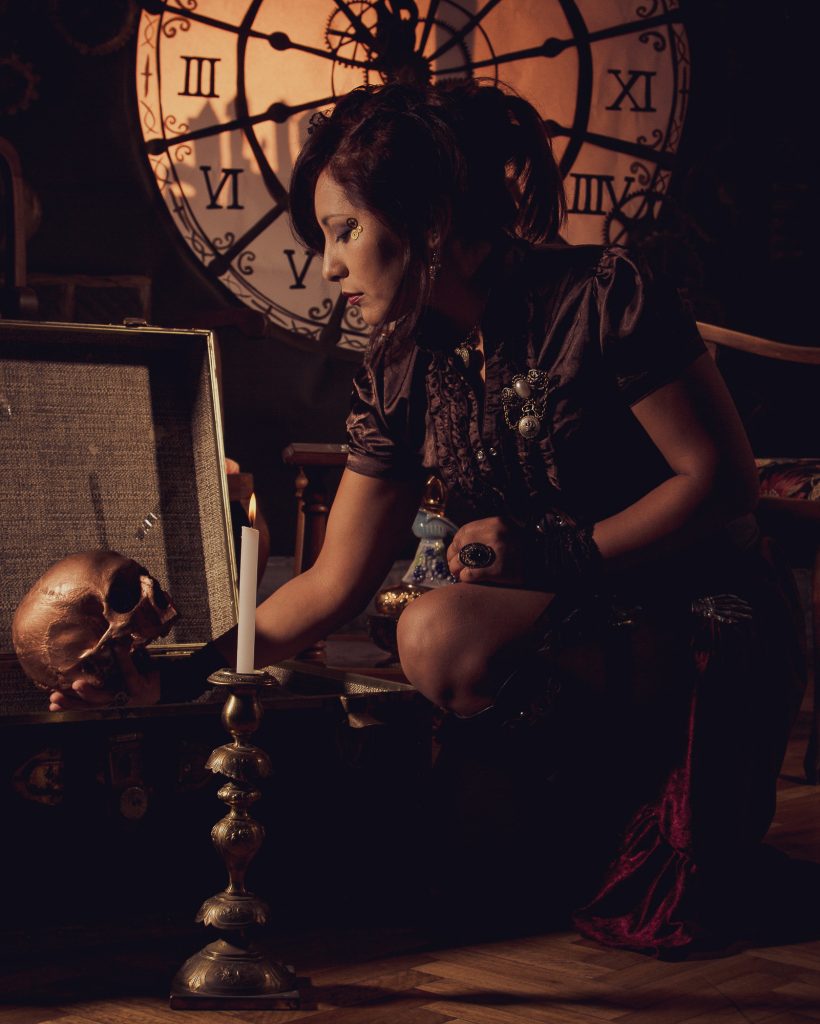 Book temático en estudio con fondo de reloj y escenografía para miembros de Sociedad Steampunk Argentina. 
