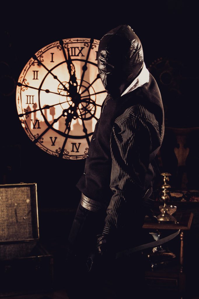 Book temático en estudio con fondo de reloj y escenografía para miembros de Sociedad Steampunk Argentina. 