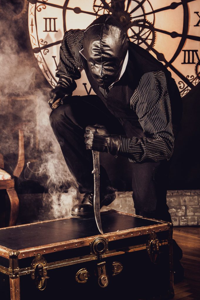 Book temático en estudio con fondo de reloj y escenografía para miembros de Sociedad Steampunk Argentina. 