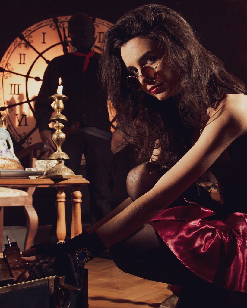 Book temático en estudio con fondo de reloj y escenografía para miembros de Sociedad Steampunk Argentina. 