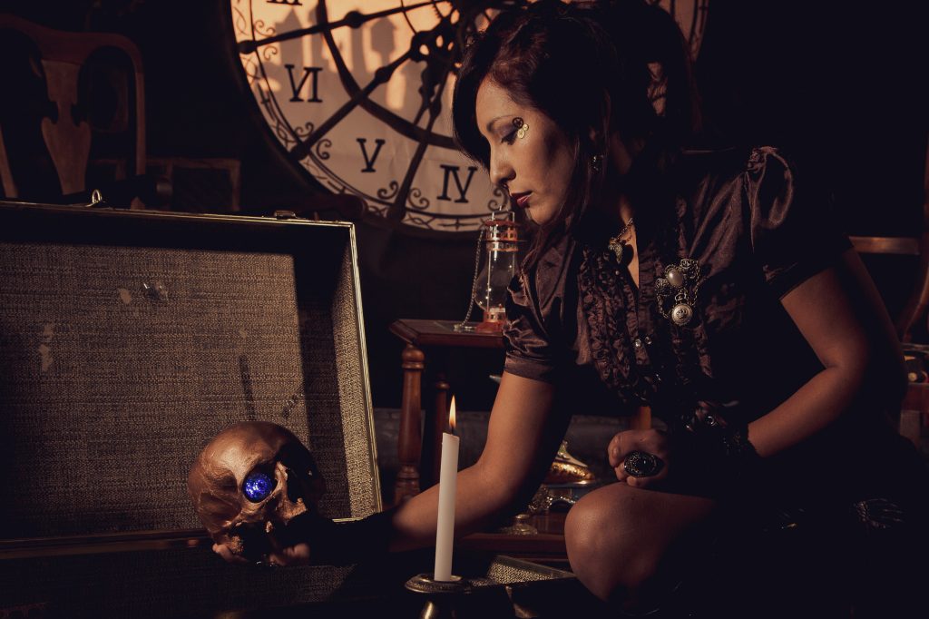 Book temático en estudio con fondo de reloj y escenografía para miembros de Sociedad Steampunk Argentina. 
