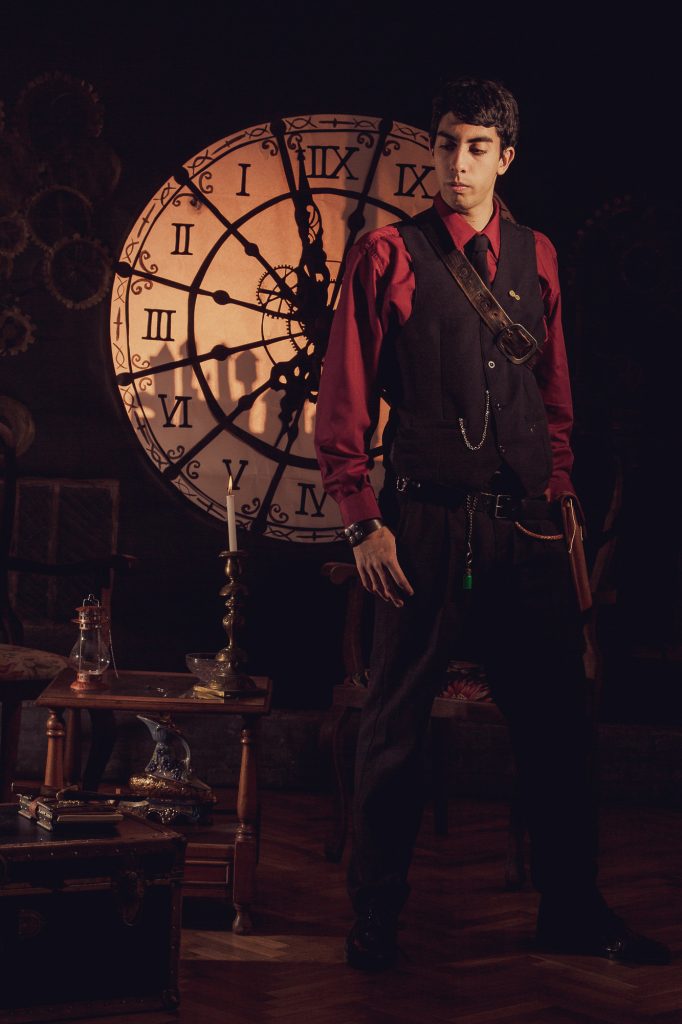 Book temático en estudio con fondo de reloj y escenografía para miembros de Sociedad Steampunk Argentina. 