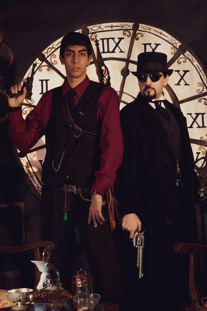 Book temático en estudio con fondo de reloj y escenografía para miembros de Sociedad Steampunk Argentina. 