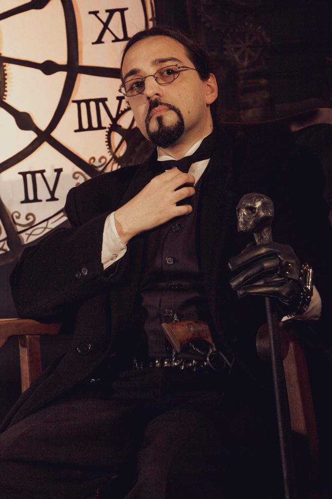 Book temático en estudio con fondo de reloj y escenografía para miembros de Sociedad Steampunk Argentina. 