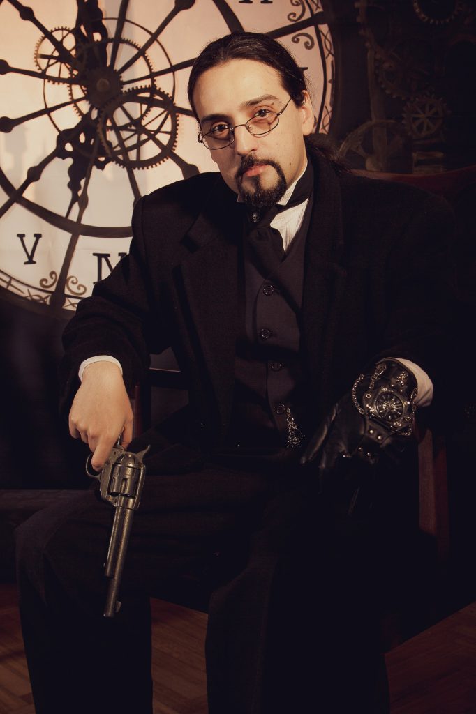 Book temático en estudio con fondo de reloj y escenografía para miembros de Sociedad Steampunk Argentina. 