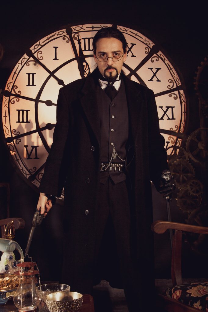 Book temático en estudio con fondo de reloj y escenografía para miembros de Sociedad Steampunk Argentina. 
