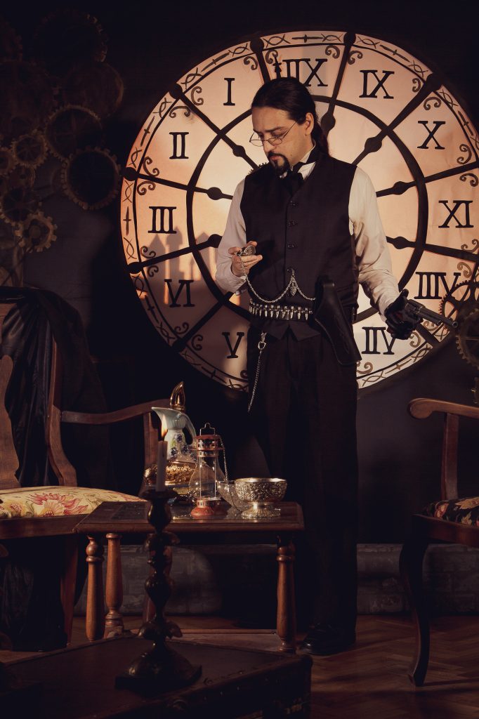 Book temático en estudio con fondo de reloj y escenografía para miembros de Sociedad Steampunk Argentina. 