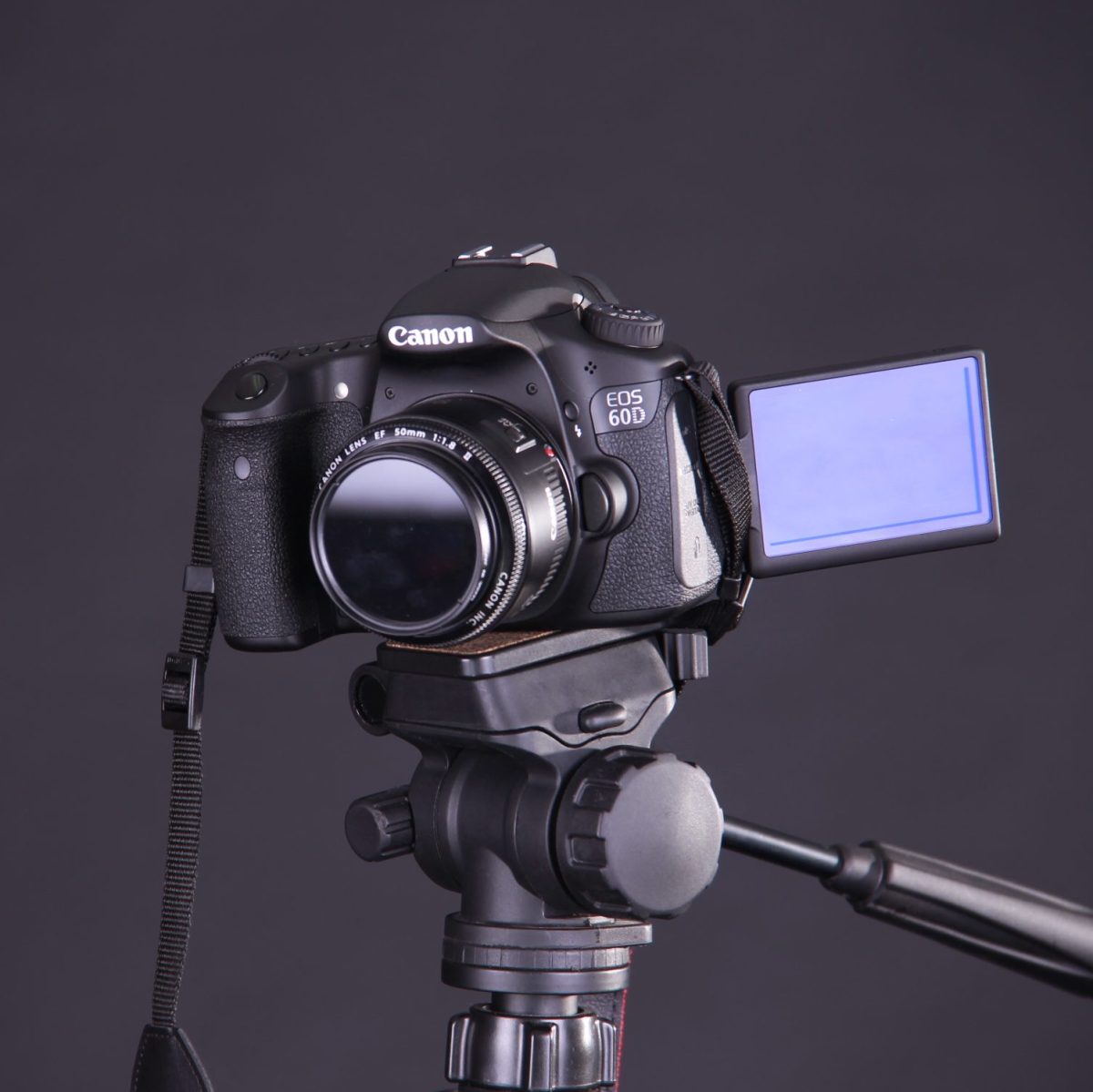 Foto de una canon 60d en trípode y filtro polarizador en low-key