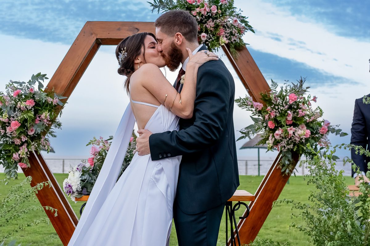 Foto de beso en ceremonia