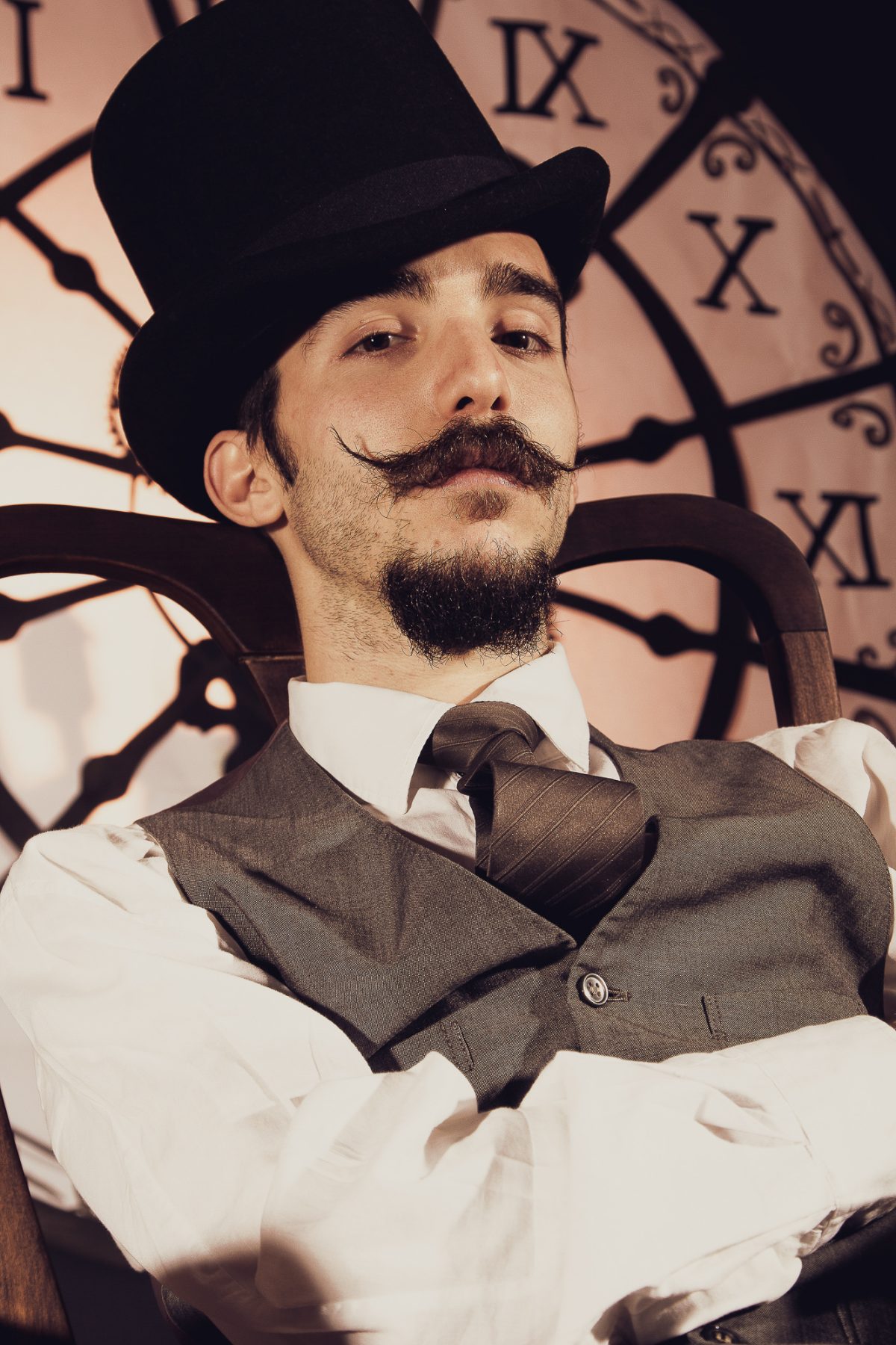 Retrato de Tom Ford de sociedad Steampunk Argentina En escenario tipo reloj